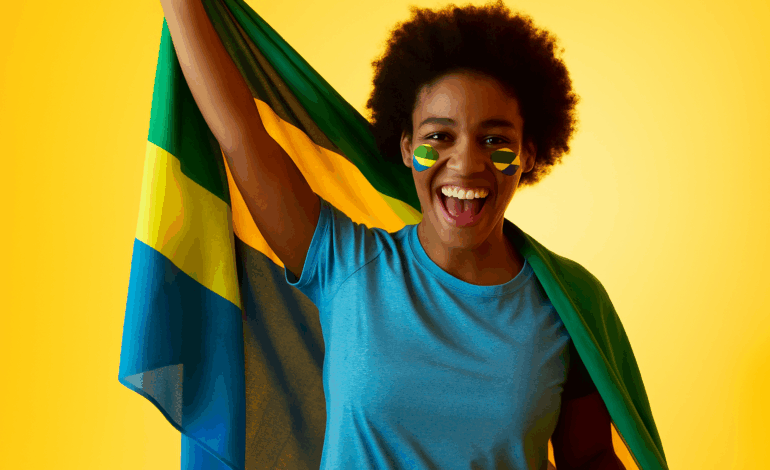 9 août : Le drapeau, symbole de fierté et d’unité porté aussi par les femmes gabonaises