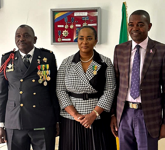 Éliane Frida Midoungani honorée Officier du Mérite gabonais : une reconnaissance pour un engagement républicain exemplaire