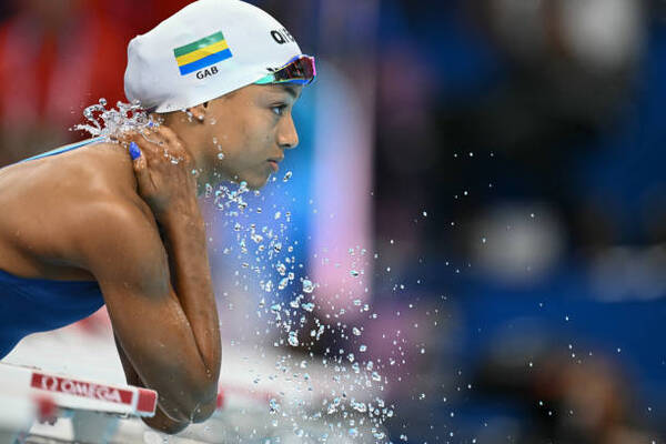 Noëlie Ndzengue, nageuse gabonaise, sacrée “Swimmer of the Week” aux États-Unis